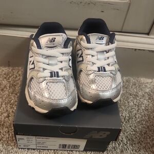 New Balance Kids' Silver and White Sneakers Like New SZ 5c